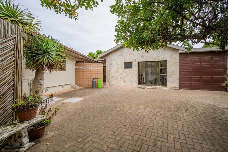 4 Bedroom Property for Sale in Summerstrand Eastern Cape